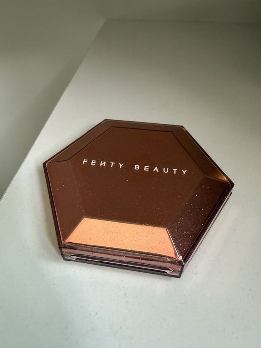 Хайлайтър на Fenty beauty