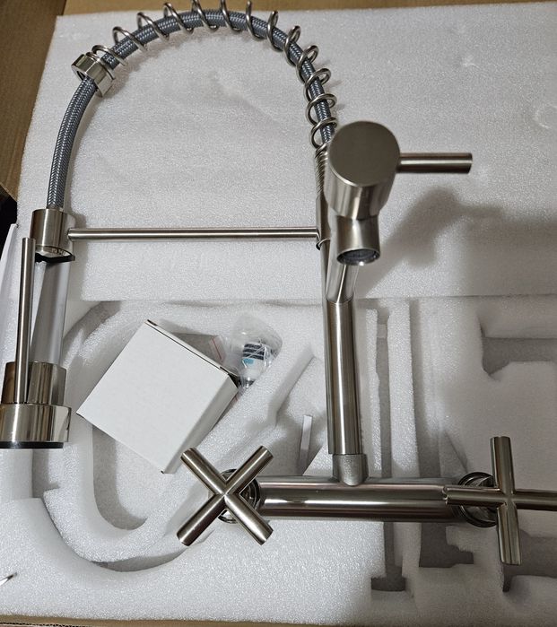 Baterie inox  pentru chiuveta de bucătărie – Model modern cu duș lateral pivotant și montare pe perete