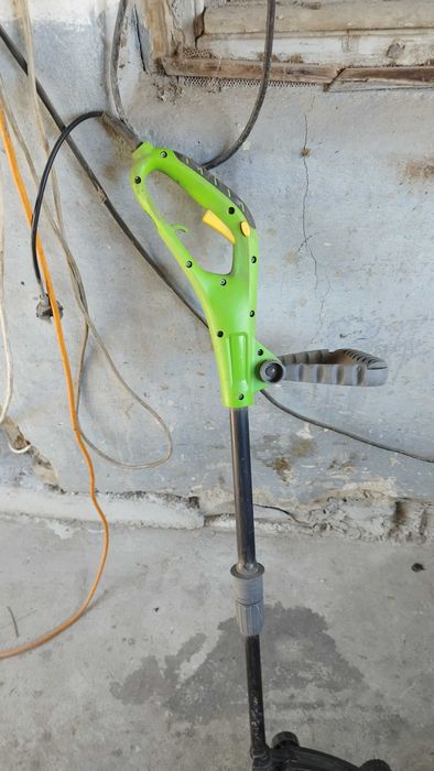 Продавам малак тример за трева