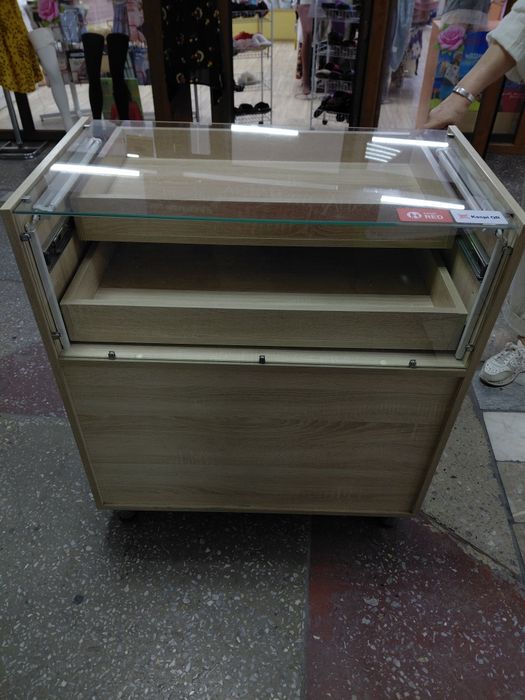 Продам витрины срочно