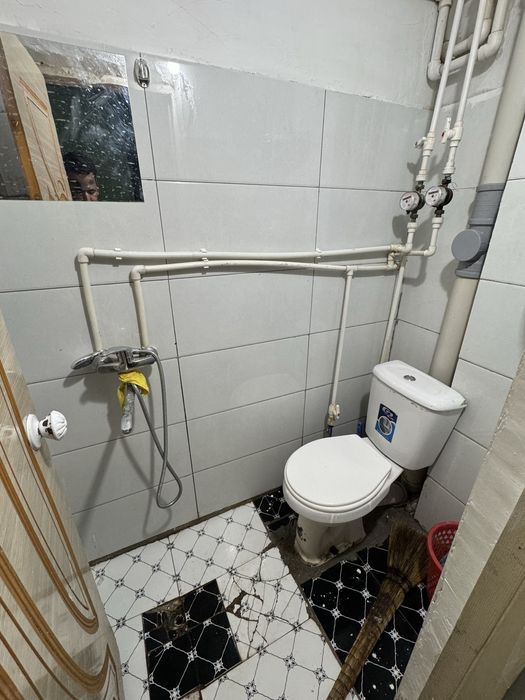 1 xonali kvartira 1-etajda zur lokatsiyada joylashgan.