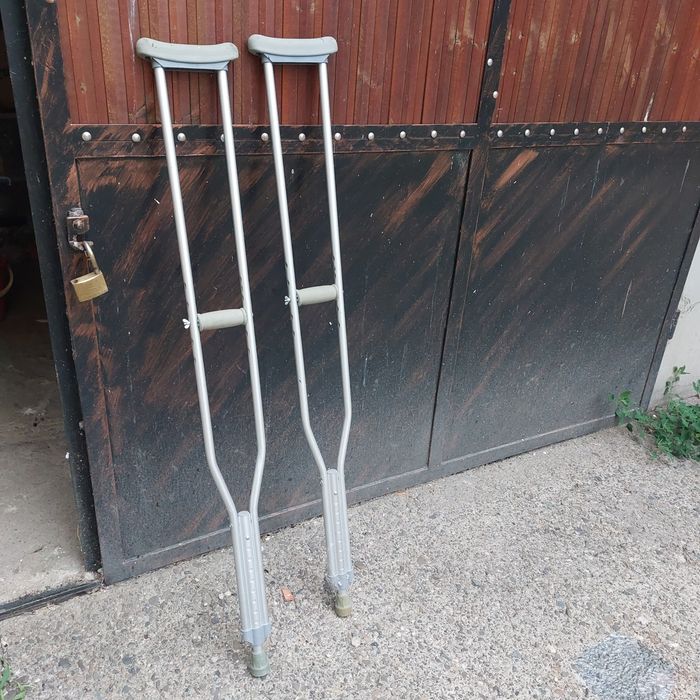 Set de cârje pentru probleme ortopedice