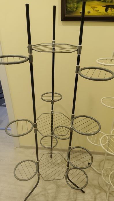 Два броя цветарници