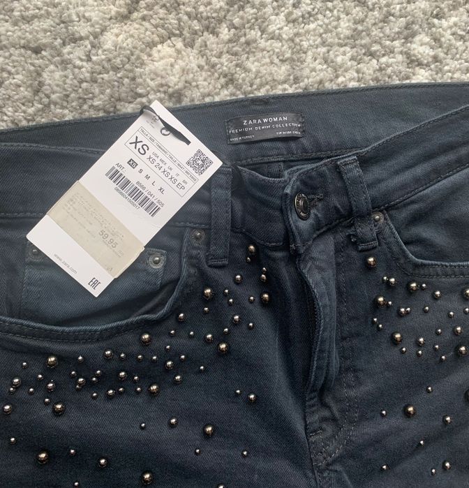 Интересни дамски дънки Zara с декорация от перли