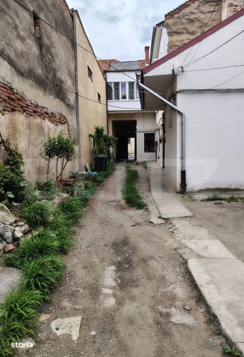Casa zona ultracentrala, curte comuna, 50 mp, cu loc de parcare