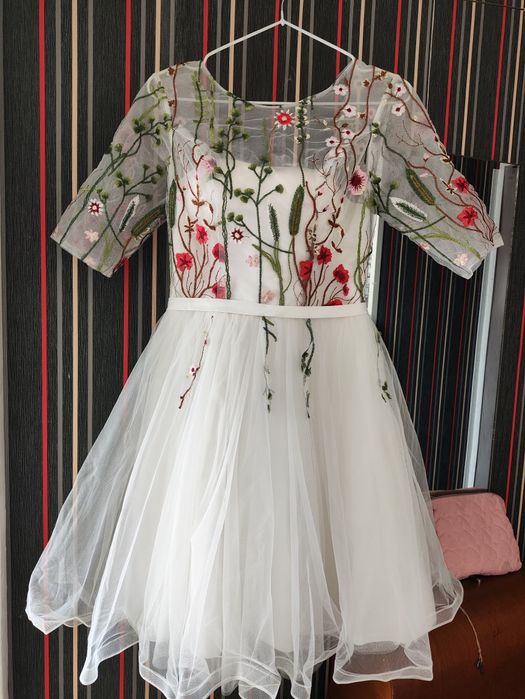 Продам платье с вышивкой