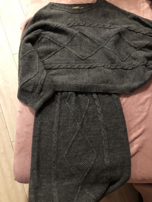 Вълнен пуловер с пола комплект