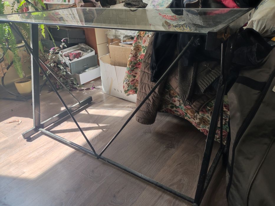 Продава се стъклена маса с метални крачета