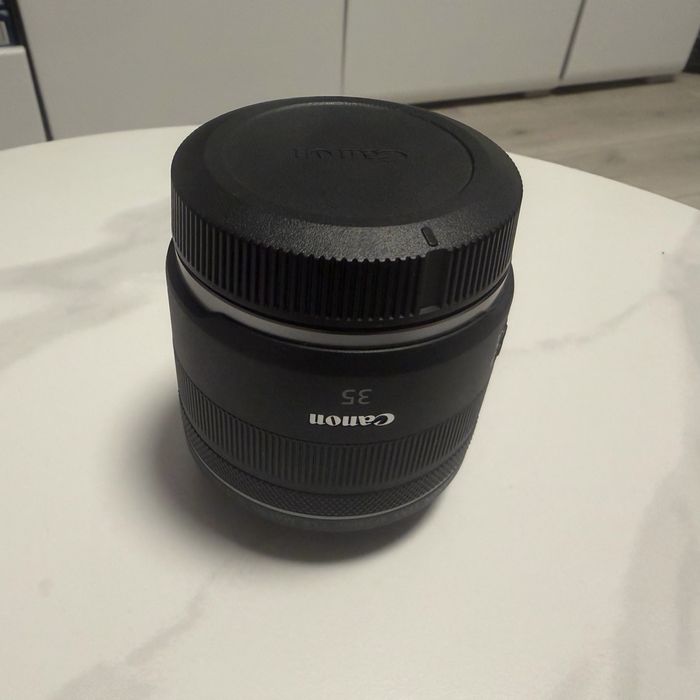 Canon RF 35mm f/1.8 Macro IS STM