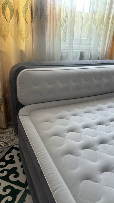 Кровать Intexc встроенным насосом.