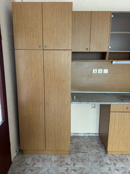 Модулна кухня с аспиратор и хладилник