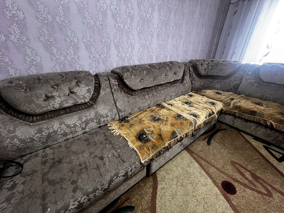 Диван угловой  велюровый б / у