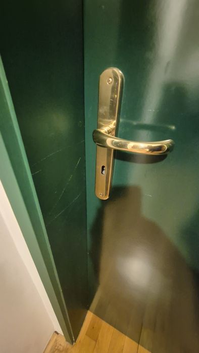 Продавам 4 броя дървени врати (интериорни) – с дръжки