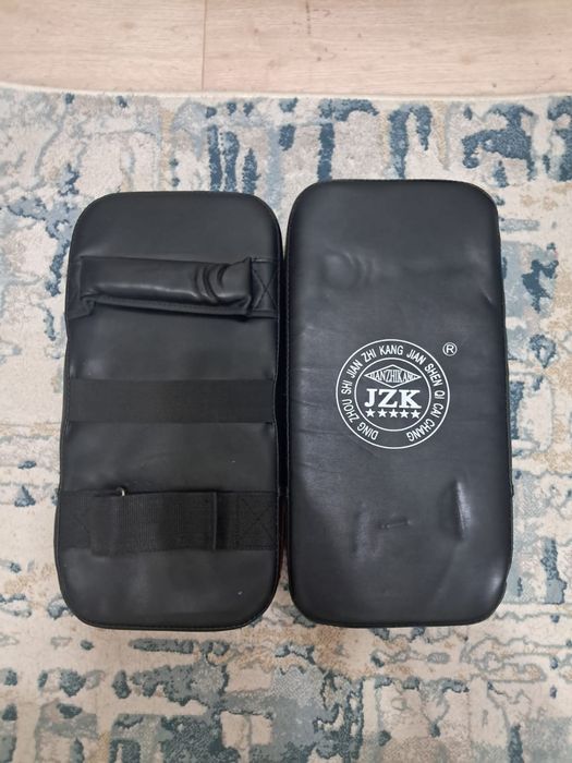 Перчатки и снаряд для бокса