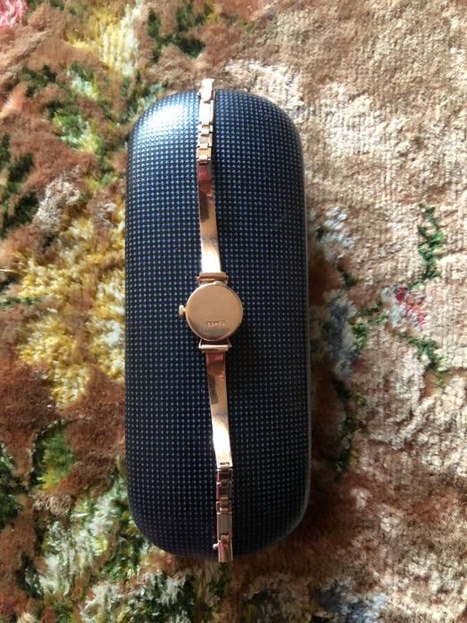 Золотые часы с бриллиантами