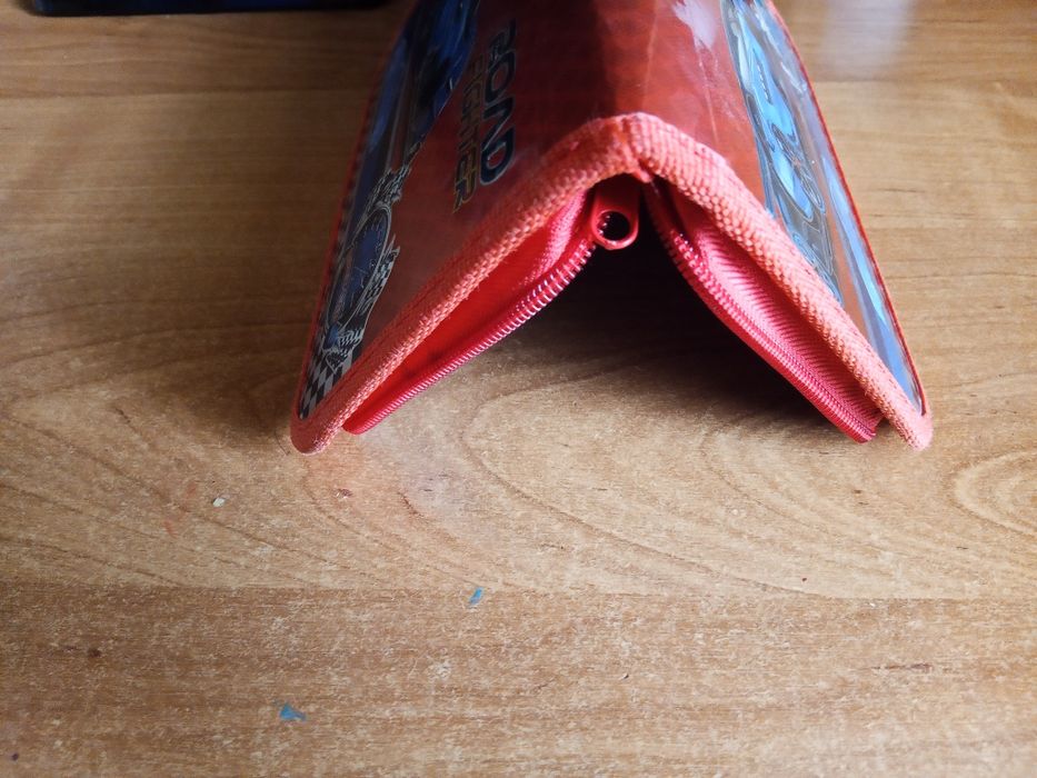 Красный пенал с машиной