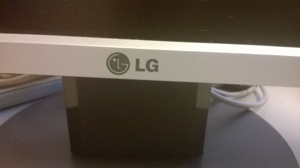 LG монитор 19” FLATRON L1950SQ-SN