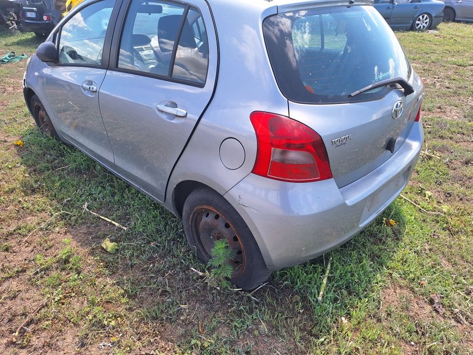 Dezmembrez toyota yaris an 2010