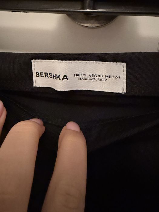 Черна дълга пола Bershka XS с цепка