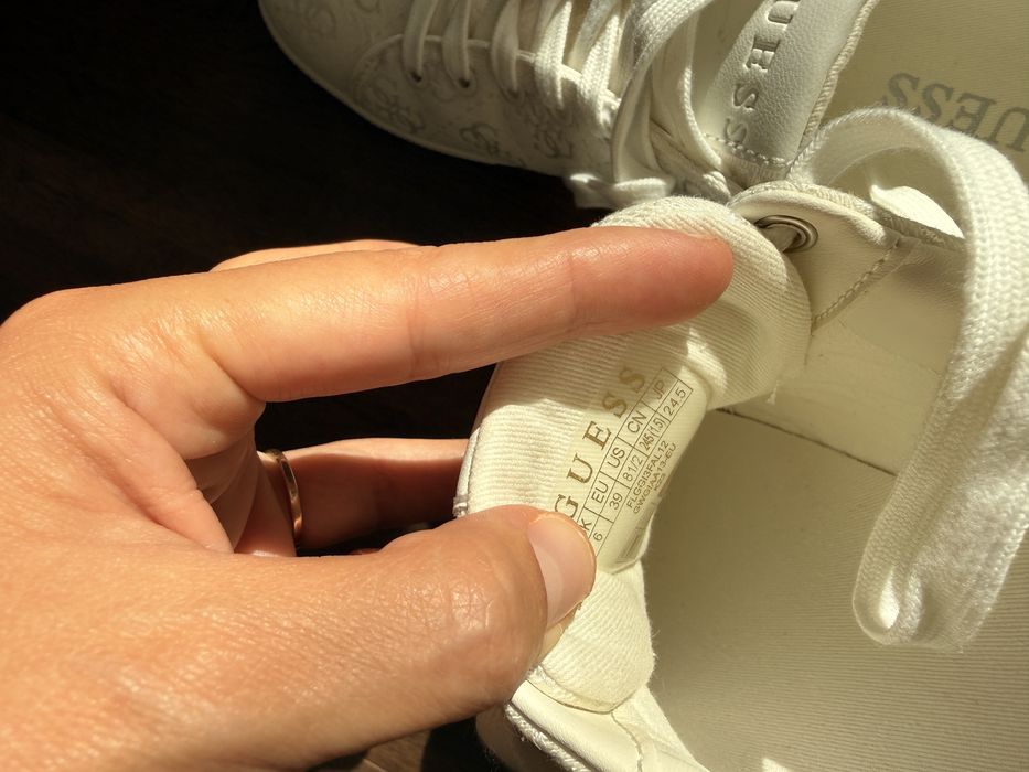 Бели дамски кецове Guess 39номер