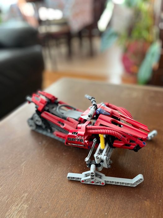 Продавам два стари Lego Technic модела