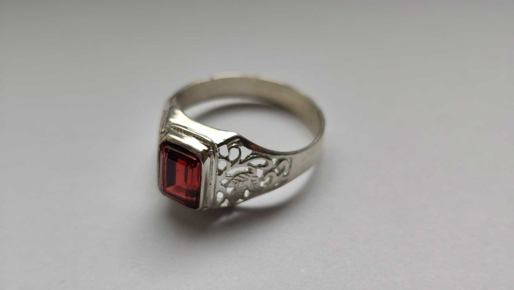 Кольцо серебряное с натуральным ГРАНАТ ом