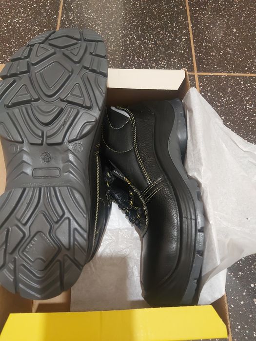 Чисто нови работни обувки