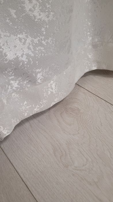 Vând  draperie alb lucios  4 draperii