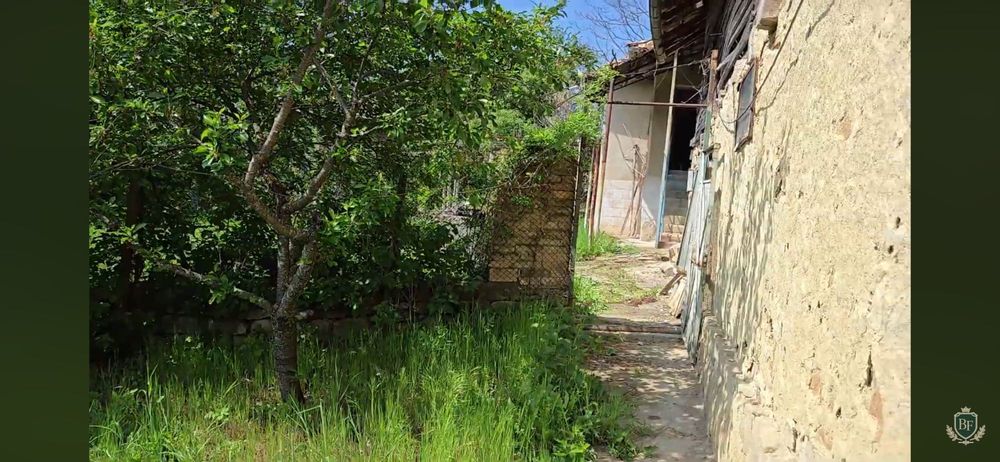 Къща с голям двор в село Конак