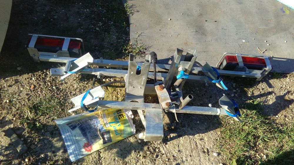 Suport pentru biciclete pe cirlig