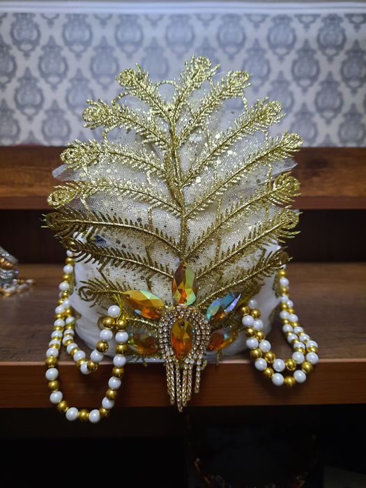 Oq ansambl koylak bosh kiyimi bilan