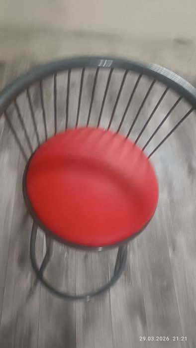 Барный стул красный