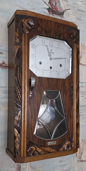 Настенные четвертные часы с боем.