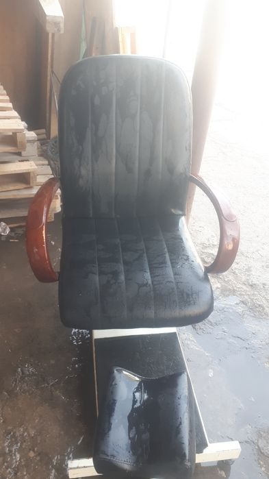 Saloni kreslo pedikyurga yengidey