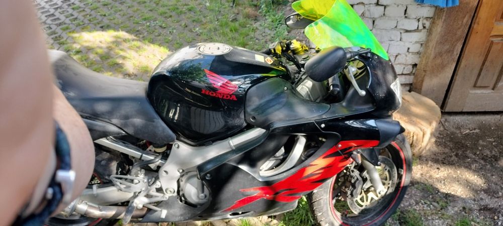 Honda cbr 600 an 2000.