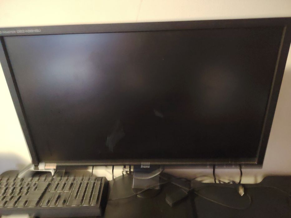 Birou gaming carbon + Monitor iiyama G-Master 22” – set complet