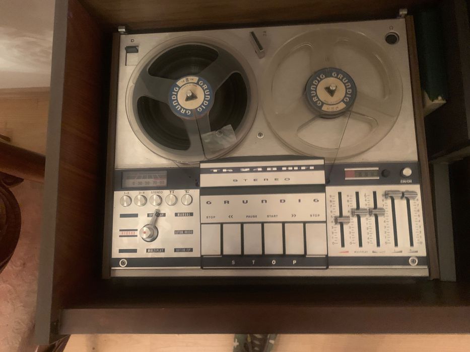 Vând sistem audio vintage Grundig – radio, pick-up și magnetofon
