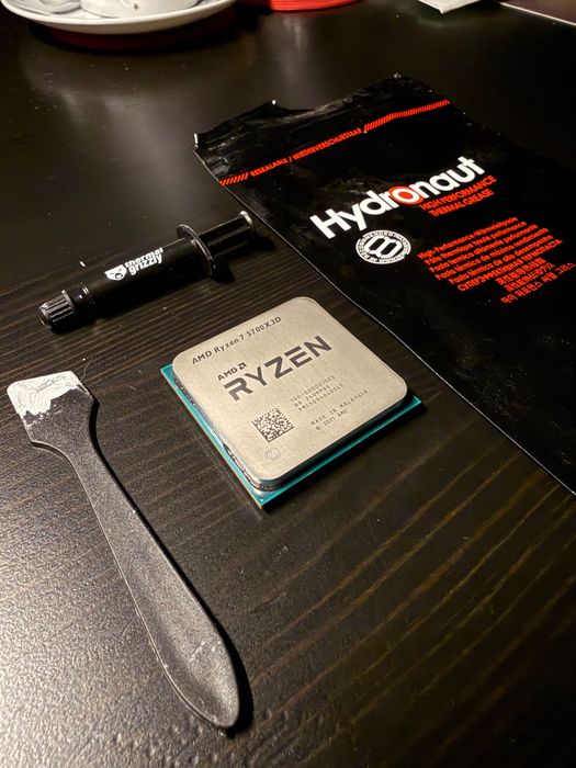 AMD Ryzen 7 5700X3D Socket AM4 – CA NOU, sigilat în mod practic