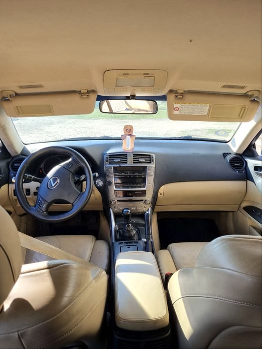 Vând LEXUS IS220d