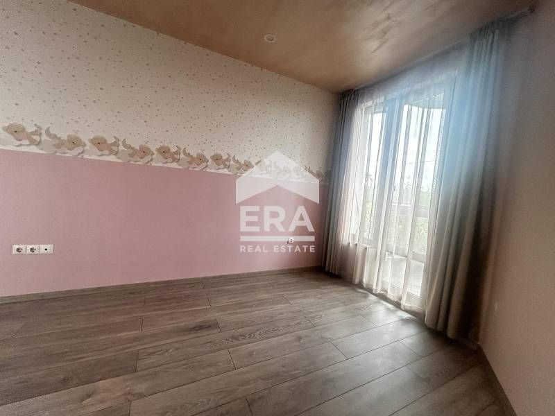 Тристаен, обзаведен, югоизточен апартамент за продажба, с морска панор
