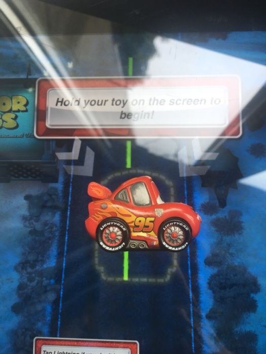 Игрушечная машинка для игры на планшете