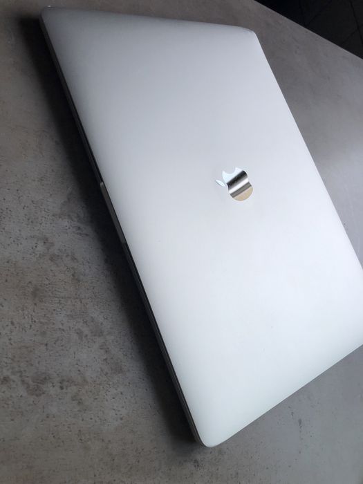 MacBook Pro 17 Touchbar