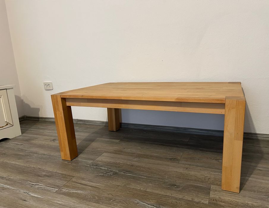 Set mobilier format din patru piese: cuier, masuta de cafea, masa de bucatarie si coltar