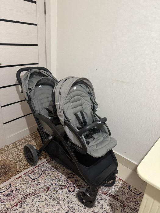 Коляска двойняшки.