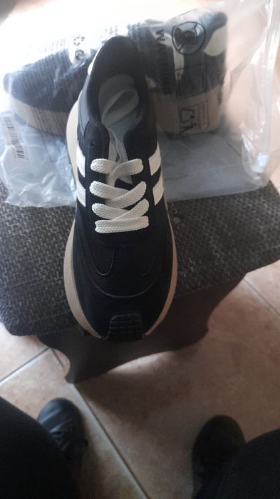 Adidasi nou cu etichet