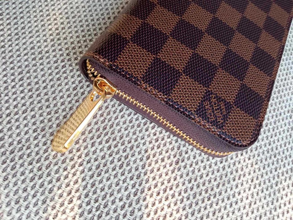 LOUIS VUITTON Дамскo портмоне с цип кафяво
