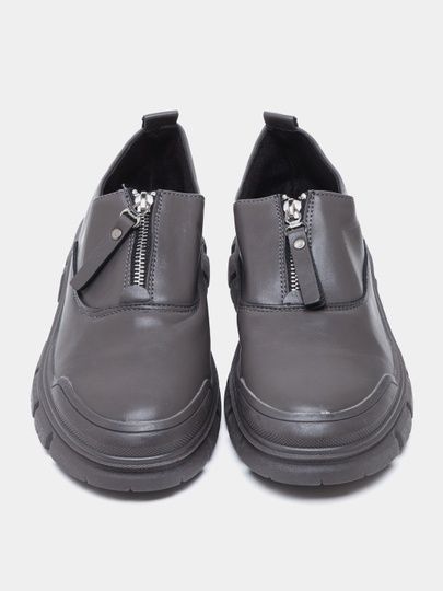 Kuzgi sifatli yangi ayollar oyoq kiyimi sotiladi