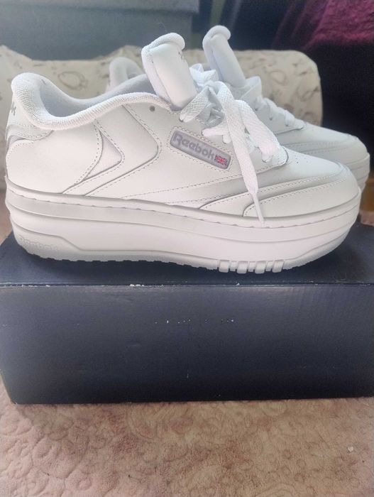 Дамски кецове- Reebok Club C Extra