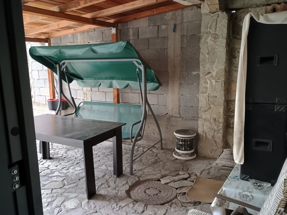 Închiriez apartament la casă
