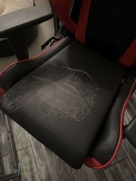 игрвоое кресло dxracer потертый